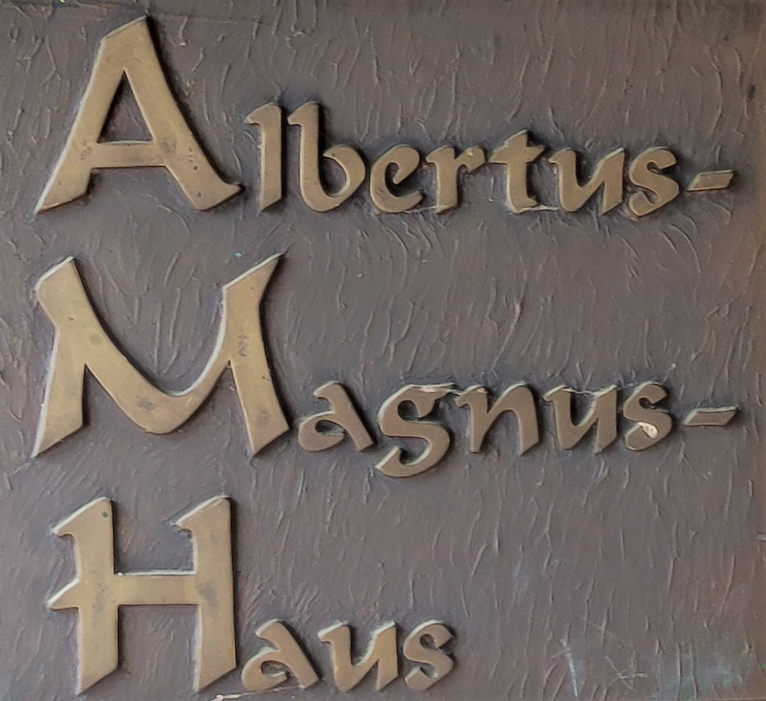 Foto Bronzeschrift Albertus-Magnus-Haus