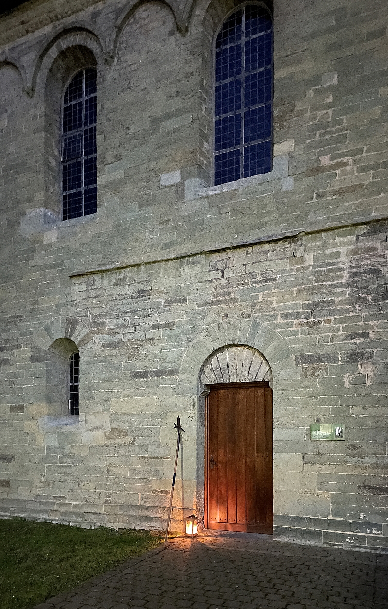 Foto: Nachtwächterleuchte am Kircheneingang von Alt-St. Thomä